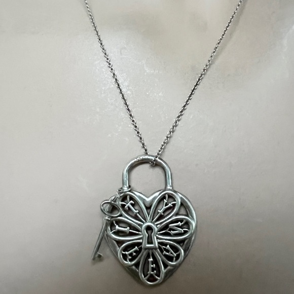 🔴Authentic TIFFANY & CO Retired Vintage Filigree heart & Key Pendent Necklace🔴 - Picture 3 of 11